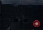Image mer forte se brise sur bow Océan Pacifique, 1967, de la seconde 44 séquences d'archives historiques vidéo 65675037378