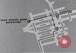 Standbild Lee Harvey Oswald Bewegungen in Dallas nach schleichst Präsident Kennedy Dallas Texas USA, 1964, aus Sekunde 16 historischem Filmmaterial Videoclip 65675037385