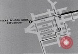Standbild Lee Harvey Oswald Bewegungen in Dallas nach schleichst Präsident Kennedy Dallas Texas USA, 1964, aus Sekunde 47 historischem Filmmaterial Videoclip 65675037385