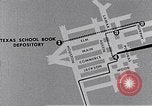 Standbild Lee Harvey Oswald Bewegungen in Dallas nach schleichst Präsident Kennedy Dallas Texas USA, 1964, aus Sekunde 50 historischem Filmmaterial Videoclip 65675037385