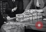 Image brûlant des billets de $1 Ottawa Ontario Canada, 1946, de la seconde 17 séquences d'archives historiques vidéo 65675037423