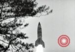 Standbild Deutsche V-2 Rakete gestartet in einem Wald Blizna Polen, 1944, aus Sekunde 8 historischem Filmmaterial Videoclip 65675037460