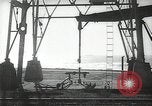 Immagine di Olio derricks Huntington Beach California USA, 1938, secondo 3 filmato di repertorio 65675037514