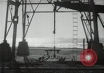 Immagine di Olio derricks Huntington Beach California USA, 1938, secondo 4 filmato di repertorio 65675037514