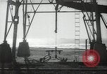 Immagine di Olio derricks Huntington Beach California USA, 1938, secondo 5 filmato di repertorio 65675037514