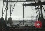 Immagine di Olio derricks Huntington Beach California USA, 1938, secondo 6 filmato di repertorio 65675037514