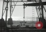 Immagine di Olio derricks Huntington Beach California USA, 1938, secondo 7 filmato di repertorio 65675037514