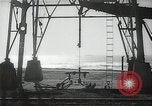Immagine di Olio derricks Huntington Beach California USA, 1938, secondo 8 filmato di repertorio 65675037514