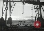 Immagine di Olio derricks Huntington Beach California USA, 1938, secondo 9 filmato di repertorio 65675037514