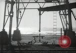 Immagine di Olio derricks Huntington Beach California USA, 1938, secondo 10 filmato di repertorio 65675037514