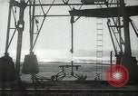 Immagine di Olio derricks Huntington Beach California USA, 1938, secondo 11 filmato di repertorio 65675037514