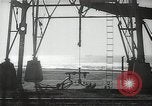 Immagine di Olio derricks Huntington Beach California USA, 1938, secondo 12 filmato di repertorio 65675037514