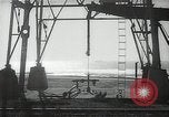 Immagine di Olio derricks Huntington Beach California USA, 1938, secondo 13 filmato di repertorio 65675037514