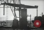 Immagine di Olio derricks Huntington Beach California USA, 1938, secondo 15 filmato di repertorio 65675037514