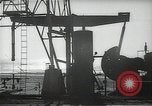 Immagine di Olio derricks Huntington Beach California USA, 1938, secondo 16 filmato di repertorio 65675037514