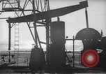 Immagine di Olio derricks Huntington Beach California USA, 1938, secondo 17 filmato di repertorio 65675037514