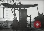 Immagine di Olio derricks Huntington Beach California USA, 1938, secondo 18 filmato di repertorio 65675037514