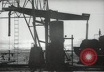 Immagine di Olio derricks Huntington Beach California USA, 1938, secondo 19 filmato di repertorio 65675037514