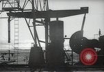 Immagine di Olio derricks Huntington Beach California USA, 1938, secondo 20 filmato di repertorio 65675037514