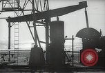Immagine di Olio derricks Huntington Beach California USA, 1938, secondo 21 filmato di repertorio 65675037514