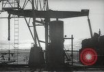 Immagine di Olio derricks Huntington Beach California USA, 1938, secondo 22 filmato di repertorio 65675037514