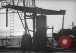 Immagine di Olio derricks Huntington Beach California USA, 1938, secondo 23 filmato di repertorio 65675037514