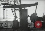 Immagine di Olio derricks Huntington Beach California USA, 1938, secondo 24 filmato di repertorio 65675037514