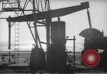 Immagine di Olio derricks Huntington Beach California USA, 1938, secondo 25 filmato di repertorio 65675037514