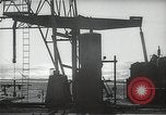 Immagine di Olio derricks Huntington Beach California USA, 1938, secondo 26 filmato di repertorio 65675037514