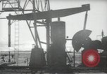 Immagine di Olio derricks Huntington Beach California USA, 1938, secondo 28 filmato di repertorio 65675037514