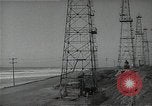 Immagine di Olio derricks Huntington Beach California USA, 1938, secondo 29 filmato di repertorio 65675037514