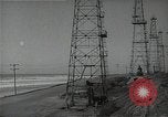 Immagine di Olio derricks Huntington Beach California USA, 1938, secondo 31 filmato di repertorio 65675037514