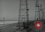 Immagine di Olio derricks Huntington Beach California USA, 1938, secondo 32 filmato di repertorio 65675037514