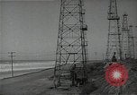 Immagine di Olio derricks Huntington Beach California USA, 1938, secondo 33 filmato di repertorio 65675037514