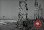 Immagine di Olio derricks Huntington Beach California USA, 1938, secondo 34 filmato di repertorio 65675037514