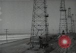 Immagine di Olio derricks Huntington Beach California USA, 1938, secondo 35 filmato di repertorio 65675037514