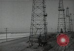 Immagine di Olio derricks Huntington Beach California USA, 1938, secondo 37 filmato di repertorio 65675037514