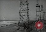 Immagine di Olio derricks Huntington Beach California USA, 1938, secondo 38 filmato di repertorio 65675037514
