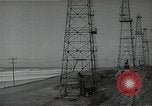 Immagine di Olio derricks Huntington Beach California USA, 1938, secondo 39 filmato di repertorio 65675037514