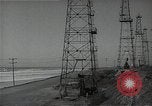 Immagine di Olio derricks Huntington Beach California USA, 1938, secondo 40 filmato di repertorio 65675037514