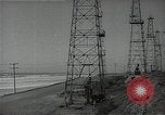 Immagine di Olio derricks Huntington Beach California USA, 1938, secondo 41 filmato di repertorio 65675037514