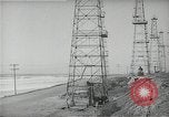 Immagine di Olio derricks Huntington Beach California USA, 1938, secondo 42 filmato di repertorio 65675037514