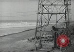 Immagine di Olio derricks Huntington Beach California USA, 1938, secondo 44 filmato di repertorio 65675037514