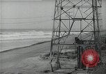 Immagine di Olio derricks Huntington Beach California USA, 1938, secondo 45 filmato di repertorio 65675037514