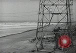 Immagine di Olio derricks Huntington Beach California USA, 1938, secondo 47 filmato di repertorio 65675037514