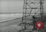 Immagine di Olio derricks Huntington Beach California USA, 1938, secondo 48 filmato di repertorio 65675037514
