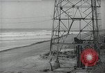 Immagine di Olio derricks Huntington Beach California USA, 1938, secondo 49 filmato di repertorio 65675037514