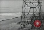 Immagine di Olio derricks Huntington Beach California USA, 1938, secondo 50 filmato di repertorio 65675037514