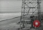 Immagine di Olio derricks Huntington Beach California USA, 1938, secondo 51 filmato di repertorio 65675037514