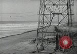 Immagine di Olio derricks Huntington Beach California USA, 1938, secondo 52 filmato di repertorio 65675037514